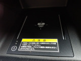 置くだけでワイヤレスで充電可能です。