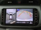 アラウンドビューモニターも装備しております。ご覧のように車体を真上か見たような映像なので、車庫入れの苦手なお客様ももうご心配いりません。