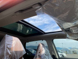 開放感あるパノラミックガラスルーフ!車内を明るく満たし、季節の風や景色を感じながら爽快なドライブを楽しめます。