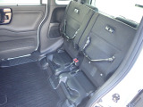 ◆チップアップ&ダイブダウン機構付【ULTR SEAT】は後席座面を左右分割で跳ね上げることができます。トランクで積載できない背の高い荷物をラクラク収納できます。ホンダ車ならではの人気装備です。