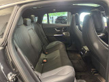 メルセデスのシートは少し硬めになっております。長時間の運転の際、適度な反発があることでお尻や腰の負担を減らす効果が御座います。
