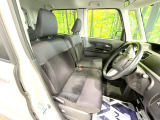 運転席まわりには十分なスペースがあり、大柄な方でもゆったり運転していただける環境です。