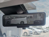 インテリジェントルームミラー搭載で、車の後方に設置されたカメラ映像を映し出してシートバックやヘッドレスト、同乗者に視界が遮られることがなく視認性が非常に良いです