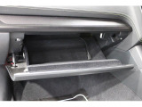 車検証ケースや取扱説明書は助手席の大型グローブボックスに収納可能。