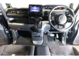ドライバーを包み込むように、ディスプレーやスイッチ、コンソールを配置。座った瞬間から運転への期待が!空間そのものの心地よさにこだわっています。