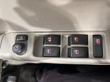 【電動格納ミラー】サイドミラーは電動格納式となっており、狭い駐車場でもキズがつくリスクを抑えられます。