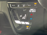 【オートエアコン】一度お好みの温度に設定すれば、車内の温度を検知し風量や温度を自動で調整。暑い&hellip;寒い&hellip;と何度もスイッチ操作をする必要はありません。快適な車内空間には必須の機能ですね♪