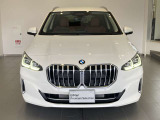 BMW代表的な特徴のキドニーグリル。BMWのすべてのモデルに採用され、BMWらしさを強調しております。