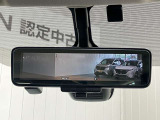 【インテリジェント ルームミラー】車両後方のカメラ映像をミラー面に映し出すので、車内の状況や、天候などに影響されずいつでもクリアな後方視界が得られます!