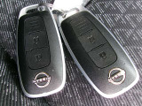 【 インテリジェントキー 】 キーを持っていればエンジン始動でき、ドアノブのボタンで車の鍵の開錠と施錠もできます。キーを取り出す手間がなくなります。