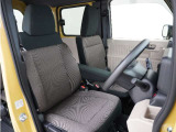 運転席のスペースはゆったりしていていながらも、腰のホールドを増やし長時間乗っても疲れにくいシートとなっております。