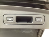 ハンズフリーアクセスパワーテールゲートは、足先をかざすだけで開閉でき、荷物で手がふさがっている時も便利。予約クローズ機能により、離れると自動で閉まるため、積み込み後もスムーズに移動できます。