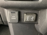 専用のケーブルを繋げばスマホのミラーリングが可能です。車内モニターでYouTubeを視聴することも出来ますよ♪