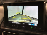 リバースギアに入れるだけで後方の表示へ切り替わります。夜間や雨の日の駐車も楽になりますよ。