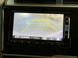 リバースギアに入れるだけで後方の表示へ切り替わります。夜間や雨の日の駐車も楽になりますよ。
