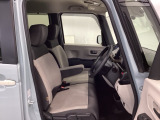 【ベンチシート】運転席と助手席の移動もスムーズ!狭い駐車場での乗り降りや、お子様の乗り降りにも便利です。座席の間にコンソールボックスやドリンクホルダーがないため、車内空間が広く感じます。