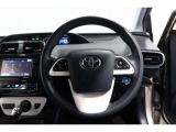 運転中もハンドルでの操作が可能です。特に高速道路等の目が離せない運転時には、便利さだけでなく、安全性も兼ね備えております。