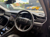 ヘッドクリアランスが保て見晴らしの良い運転席で、室内空間も広くなっております。