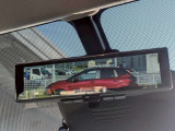 インテリジェントルームミラー搭載で、車の後方に設置されたカメラ映像を映し出してシートバックやヘッドレスト、同乗者に視界が遮られることがなく視認性が非常に良いです