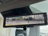 インテリジェントルームミラー搭載で、車の後方に設置されたカメラ映像を映し出してシートバックやヘッドレスト、同乗者に視界が遮られることがなく視認性が非常に良いです