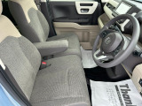 乗り心地の良いフロントシートです。足回りも広々としておりますので、長時間の運転も疲れづらいですよ。