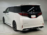 左ななめ後ろから撮影した、リアまわりのデザインや車両全体のバランスを確認できる写真です。リアフェンダーやテールまわりの形状、ボディラインのつながりなど、外観の印象を把握しやすくなっています。