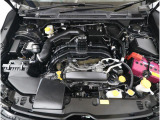 2.0L水平対向4気筒DOHC直噴エンジン(デュアルAVCS)を採用し、無鉛レギュラーガソリンに対応。直噴方式とAVCS制御により、扱いやすいトルク特性と効率的な燃焼を両立しています。