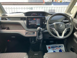 ブラック基調のカラーセンターメーター!クールなインパネ!運転席側に【インパネアッパーボックス】増設。