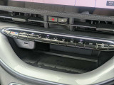 ハザードランプやドアロック、エアコン(AUTO/OFFなど)の操作スイッチが並ぶセンターコンソールのコントロールパネル。