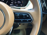 レーダークルーズコントロールを装備。アクセルやブレーキを操作しなくても、自動で先行車との車間距離を保ち追従走行できます。長距離や高速道路を運転する際に、ドライバーへの負担を軽減します。