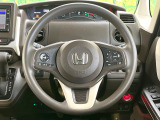 インテリアに合わせたデザインのステアリングは、運転される方のことも考え、運転しやすい形状、大きさです。是非一度、実際に触ってお確かめください。