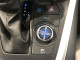 EVドライブモードで、エンジン音や排気ガスを気にすることなく走れます。早朝・深夜や屋内の駐車場などで重宝しますよ♪