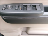 運転席で全ての窓を操作可能です。ドアミラーの角度調整もここで出来ます。