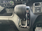 シフトレバーは簡単操作で運転もしやすくなっております!!