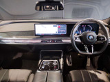 BMWの運転席はドライバーオリエンテッドという構造を採用。ドライバー目線の操作がしやすい設計になっており、ドライブ中にも目線の移動が少なく運転中にも簡単に操作ができます。