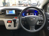 シンプルながら機能性溢れる運転席廻りです。視界性もよく、運転しやすいですよ。