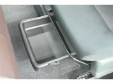 助手席シートアンダートレイ付き。シューズなどをしまっておけます。