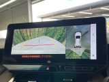 【パノラミックビューモニター】専用のカメラにより、上から見下ろしたような視点で360度クルマの周囲を確認することができます☆死角部分も確認しやすく、狭い場所での切り返しや駐車もスムーズに行えます。