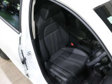 程よい硬さとホールド性が高いシートで長時間運転も快適です。