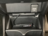 アクセサリーソケットはUSBのアダプターなどをつければ、スマホの充電にも使えます。周辺には物が置けるボックスがついています。