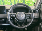 インテリアに合わせたデザインのステアリングは、運転される方のことも考え、運転しやすい形状、大きさです。是非一度、実際に触ってお確かめください。