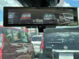 インテリジェントルームミラーです。人や物で視界が遮られてても、車体後部のカメラ映像に切り替えることにより、クリアな後方視界を実現しています。