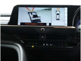サイドクリアランスビュー表示中に、旋回時の運転操作に合わせて自動で車両を斜め後方から見たような映像を表示。