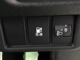 急速充電時は、車内の専用スイッチを操作することで充電口の蓋が開く仕組みです。車内からの操作に限定することで、誤接続や差し間違いを防ぐ安全性の高い設計となっています。