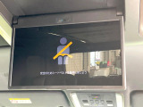 【13.2型有機ELフリップダウン】三列目からでも迫力のエンタメが観れる大画面フリップダウン。有機ELのモニターでは、一般的なフリップダウンよりも高コントラストでキレイな映像を楽しめます。