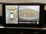 【パノラミックビューモニター&フロントビュー】見通しの悪い交差点やT字路などで車両前方と左右の状況確認をする為に車両上方と前方カメラからの映像を同時に表示するので周りがハッキリ確認でき安心です。