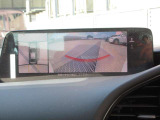 車体がシースルー(透過)して周囲の見通しを高めた設計の『360&deg;シースルービューモニター』を搭載。大きな車体でも、上空から見下ろす正確な視点で、狭い道や駐車をサポートします。