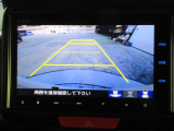 バックカメラの画像です。ガイドラインがスムースな車庫入れをサポートいたします。車庫入れの安心感がアップしますね。