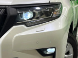 【LEDヘッドライト】悪天候や夜間走行時も良好な視界を確保し安心して運転できる高輝度LEDヘッドライトを装備!点灯速度が早く、消費電力も抑えられています。