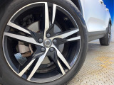 ●純正19インチアルミホイール:輸入車ならではの卓越した走りを支えるホイールと足回りです!日本車の走りに慣れている方にもぜひ体感して頂きたいほど、高いレベルでまとまっています!